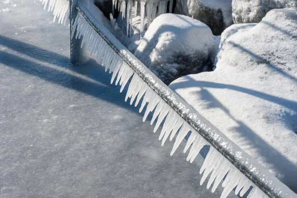 シカゴのミシガン湖沿いの手すりと歩道の氷の閉鎖 — ストック写真