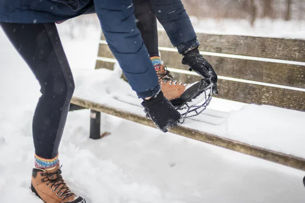 Γυναίκα Ετοιμάζεται Πάρει Πεζοπορία Στο Χιόνι Στερέωση Cleat Στις Μπότες Εικόνα Αρχείου