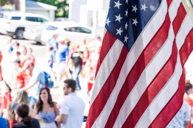 Barrington, Illinois ABD 4 Temmuz 2019 Geleneksel 4 Temmuz geçit töreni için ABD bayrağı önünde toplanan insanlar
