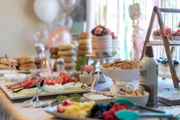 Düğün partisinde tatlıları ve brunch yemeklerini yakın plan yaparız.