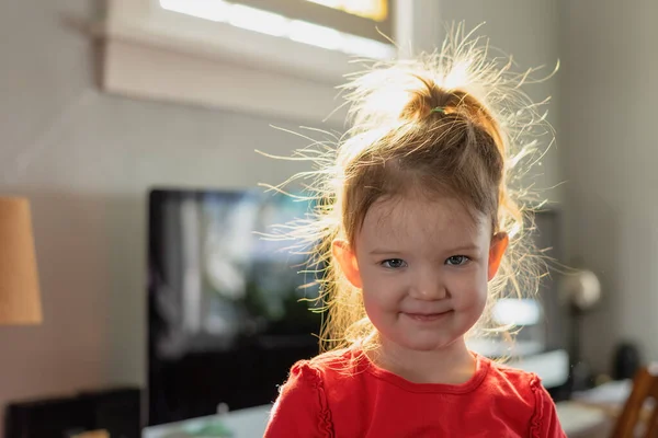 Πορτρέτο Του Μικρού Κοριτσιού Τρελά Μαλλιά Πρωί Στο Σπίτι Φωτογραφία Αρχείου