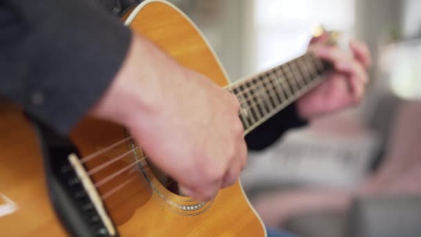 Nahaufnahme Eines Musikers Der Gitarre Spielt — Stockvideo