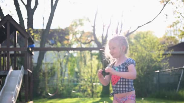 Маленька Дівчинка Майбутній Фотограф Грають Камерою Дій Задньому Дворі Навесні — стокове відео