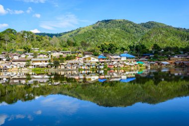 Rak Thai Köyü'nde Riverside görünümü