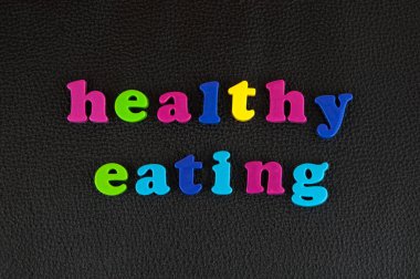 Sağlıklı siyah deri karışımı renkli plastik harfler yazılı beslenme. 