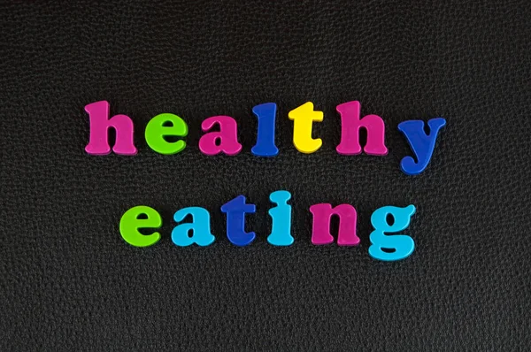 Sağlıklı siyah deri karışımı renkli plastik harfler yazılı beslenme. 