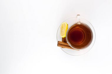 Çay bardağı limon ve beyaz arka plan üzerinde izole tarçın.