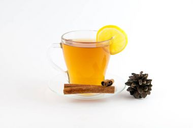 Çay bardağı limon ve beyaz arka plan üzerinde izole tarçın.