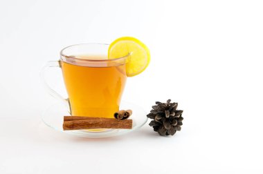 Çay bardağı limon ve beyaz arka plan üzerinde izole tarçın.