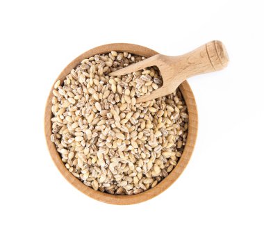 Beyaz bir arka plan üzerine bir kepçe ile ahşap bir kase içinde inci tohum.