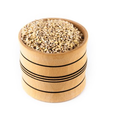 Beyaz bir arka plan üzerinde ahşap bir kase içinde inci tohum.
