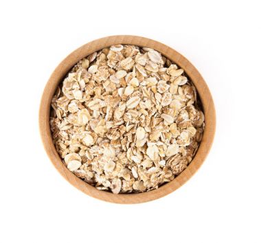 beyaz zemin üzerinde ahşap bir kase yulaf ezmesi.