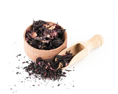 Hibiscus çay beyaz zemin üzerinde bir ahşap kase.