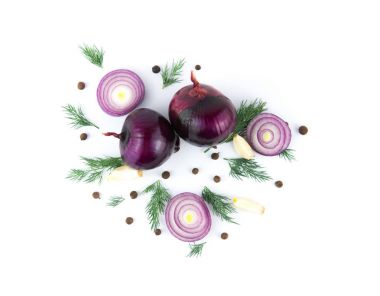 Beyaz arkaplanda soğanlar