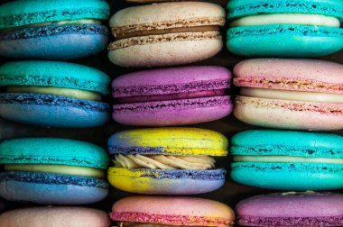 Macaroons lezzetli ve renkli arka plan.