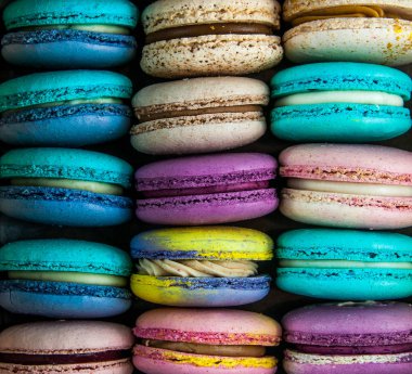Macaroons arka plan. Lezzetli ve renkli macaroons.