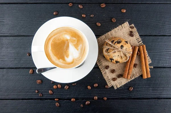 Coffee Cup Chocolate Cookies Pieces Cinnamon Scattered Coffee Beans Black — Stock Photo, Image