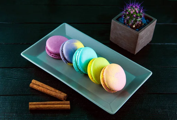 Macarons Savoureux Colorés Dans Assiette Pièces Cannelle Sur Une Table — Photo