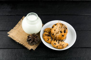 Süt, Çerezler bir siyah ahşap masa dokulu.. 