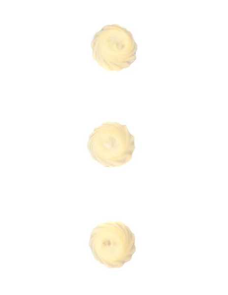 Handgjorda vita chokladtryfflar på vit. — Stockfoto