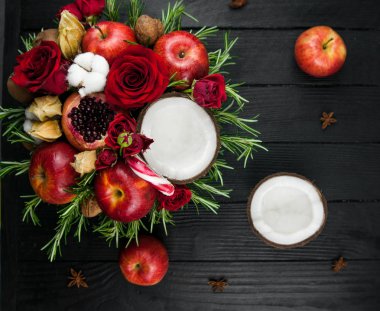 Elma, gül ve nar meyve buketi. 