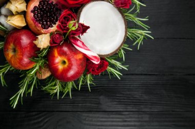 Elma, gül ve nar meyve buketi. 