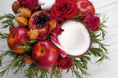 Elma, gül ve nar meyve buketi. 