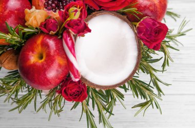 Elma, gül ve nar meyve buketi. 