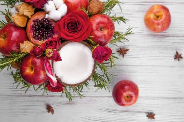 Elma, gül ve nar meyve buketi. 