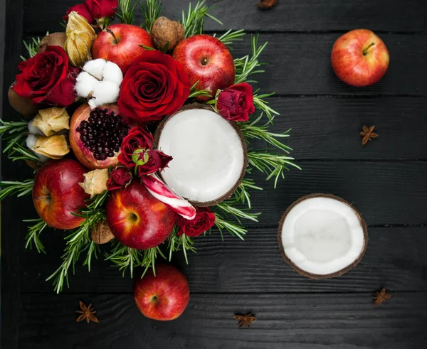 Elma, gül ve nar meyve buketi. 