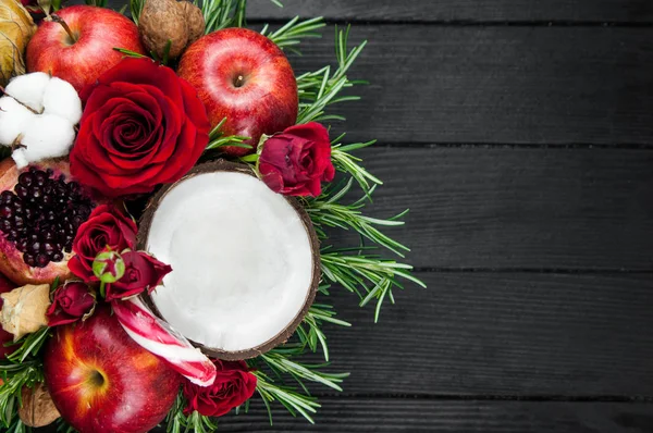 Elma, gül ve nar meyve buketi. 