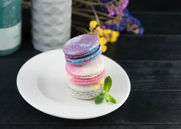 Macarons aux fleurs. Fermer macarons . — Photo