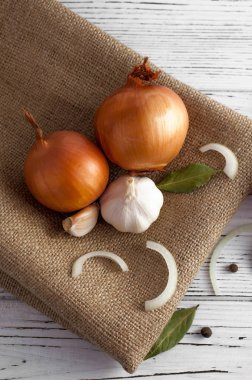 Soğan, sarımsak, yeşillik ve domates.