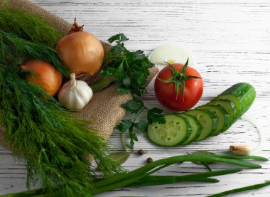 Soğan, sarımsak, yeşillik ve domates.