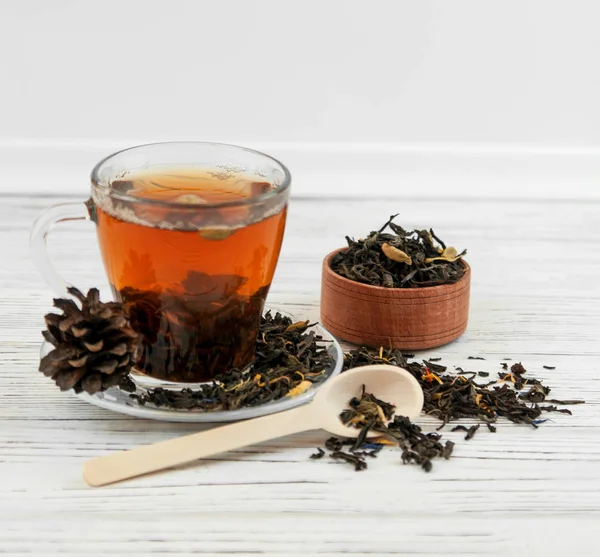 Kopp te med te lämnar scatered. — Stockfoto