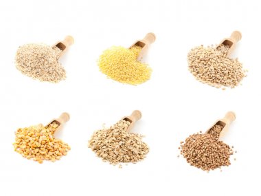 Beyaz bir arka plan üzerinde izole bir kepçe ile darı, lapa, yulaf ezmesi, buğday, buğday, arpa irmik.