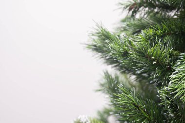 Yapay ağaç, Noel ağacının yanında..
