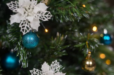 Toplarla, süslemelerle ve ışıklarla süslenmiş yapay Noel ağacı. Terfi için şenlik arka planı.