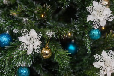 Toplarla, süslemelerle ve ışıklarla süslenmiş yapay Noel ağacı. Terfi için şenlik arka planı.