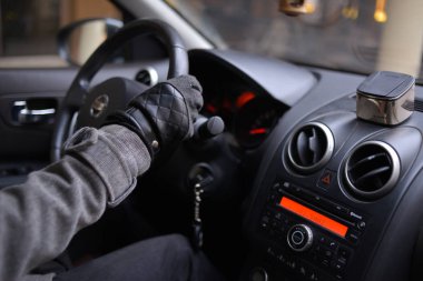 Arabadaki adam sürüyor. Trafik sıkışık..