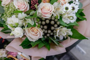 Güzel bir buket karışık çiçek. Çiçekçi, çiçekçi. Seçici odak.