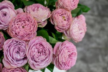 Bahçe gülü lavantalı buket. Bir buket taze güzel çiçek..