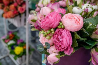 Yapay çiçek buketi. Bir buket karışık çiçek. Çiçekçi, çiçekçi. Selamlama anlayışı, hediyeler