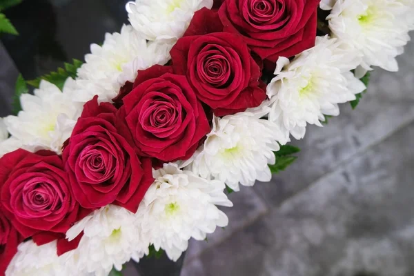 Rózsa Krizantém Virágok Elrendezése Fehér Vörös Rózsa Kis Aranyos Virágok — Stock Fotó