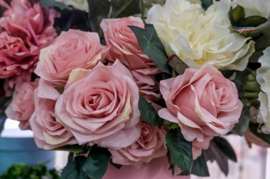 Yapay çiçek buketi. Bir buket karışık çiçek. Çiçekçi, çiçekçi. Selamlama anlayışı, hediyeler