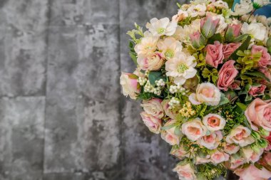 Çiçekçide yapay çiçek kompozisyonu. Çiçek teması, buket yapmak..