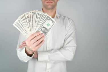 Adamın elinde çok para var. Zenginlik kavramı, zengin yaşam, online para kazanma