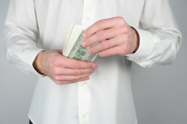 İşadamı parasını eline almış. Zenginlik kavramı, zengin yaşam, online para kazanma.