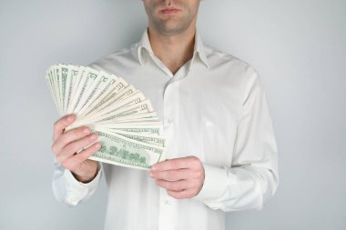 İşadamı parasını eline almış. Zenginlik kavramı, zengin yaşam, online para kazanma.