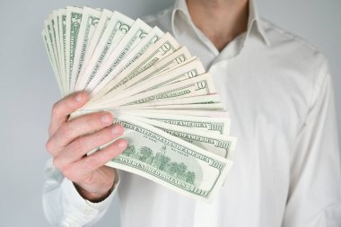 Adamın elinde çok para var. Zenginlik kavramı, zengin yaşam, online para kazanma.